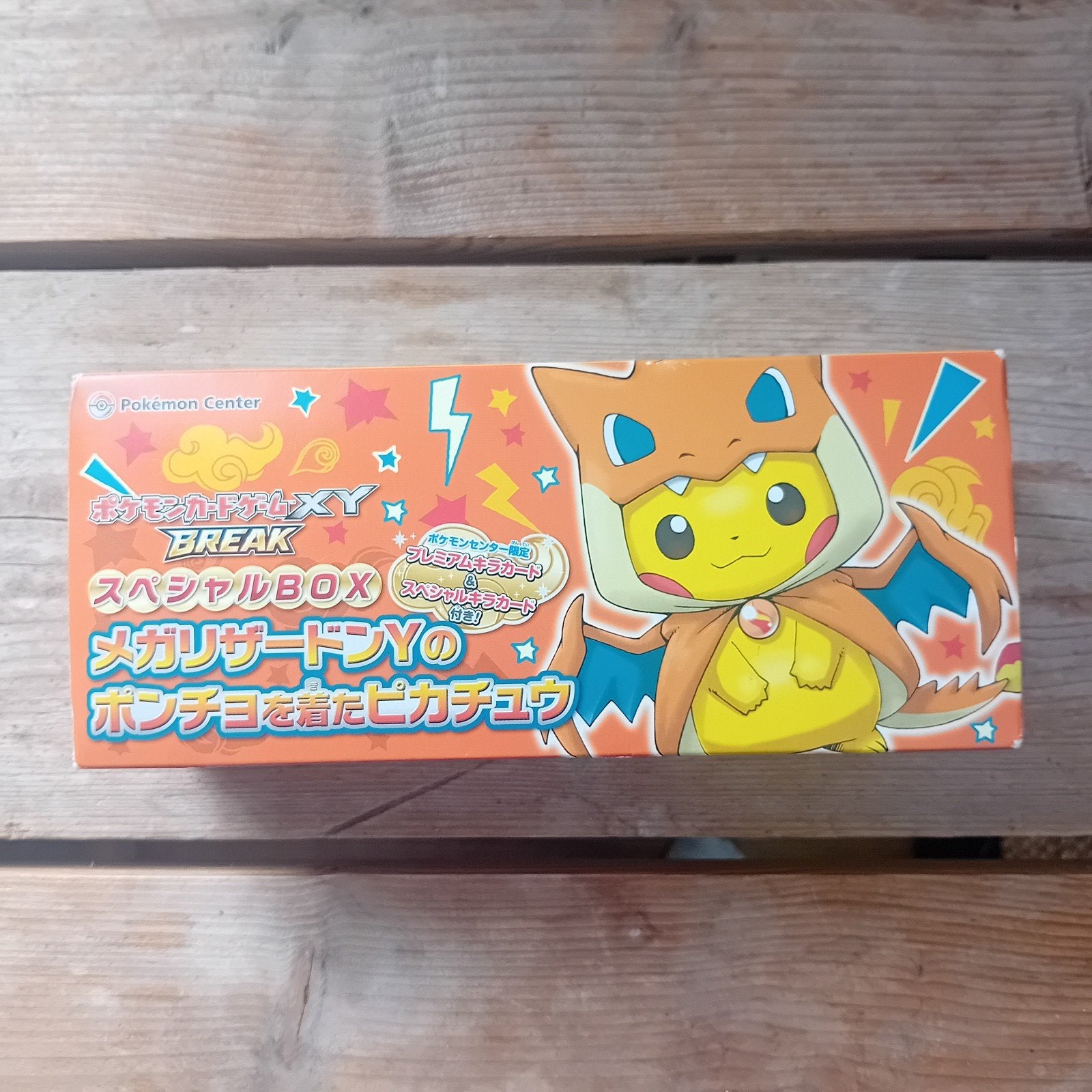 Poncho Pikachu-Charizard box (zeldzaam), Ophalen of Verzenden, Zo goed als nieuw, Boosterbox