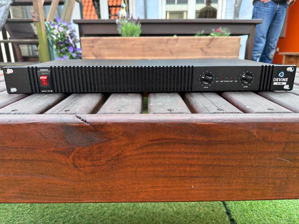 Devine D-600 versterker, Ophalen, Zo goed als nieuw, Minder dan 500 watt, Monitor(versterker)