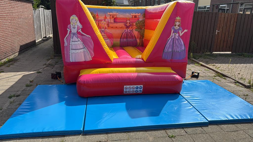 Springkussen huren vanaf 45 euro, Ophalen, Zo goed als nieuw