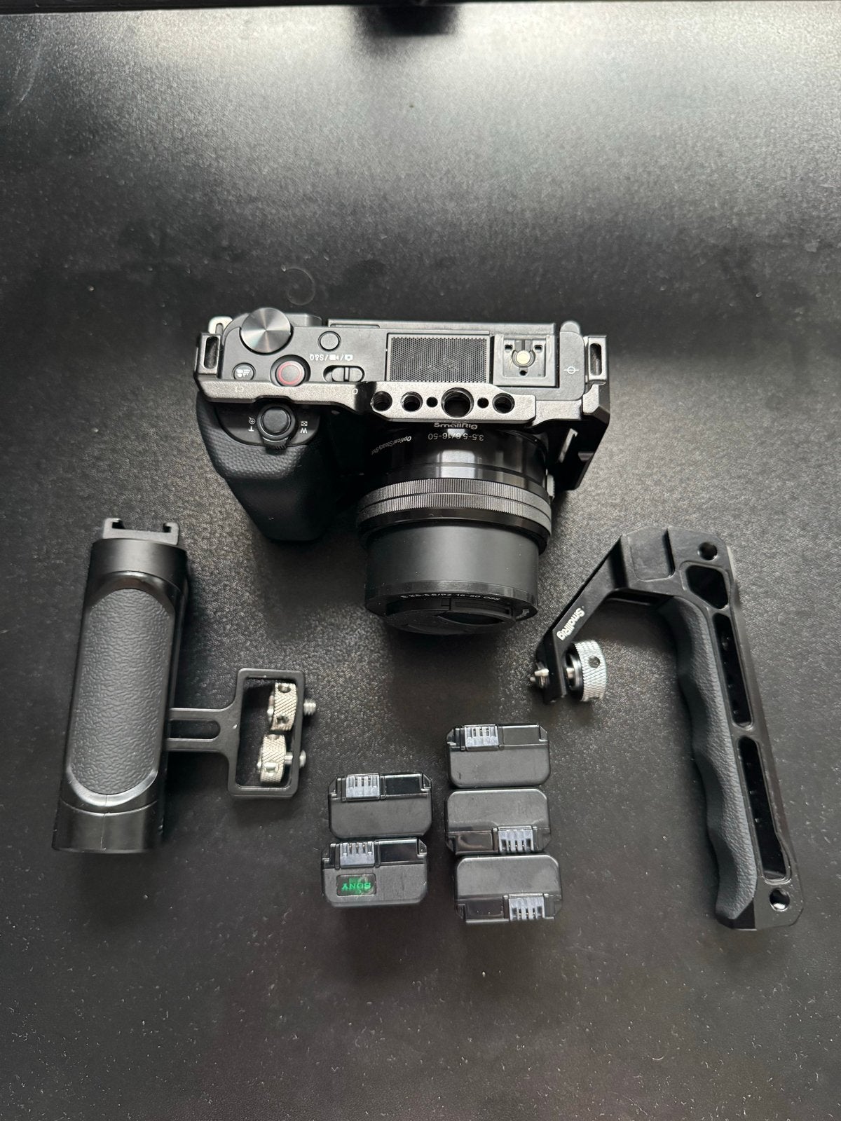 Sony ZV-E10 met 5 accu's, SmallRig cage en 16-50 kitlens, Ophalen, Gebruikt, Kantelbaar/draaibaar scherm, Accu