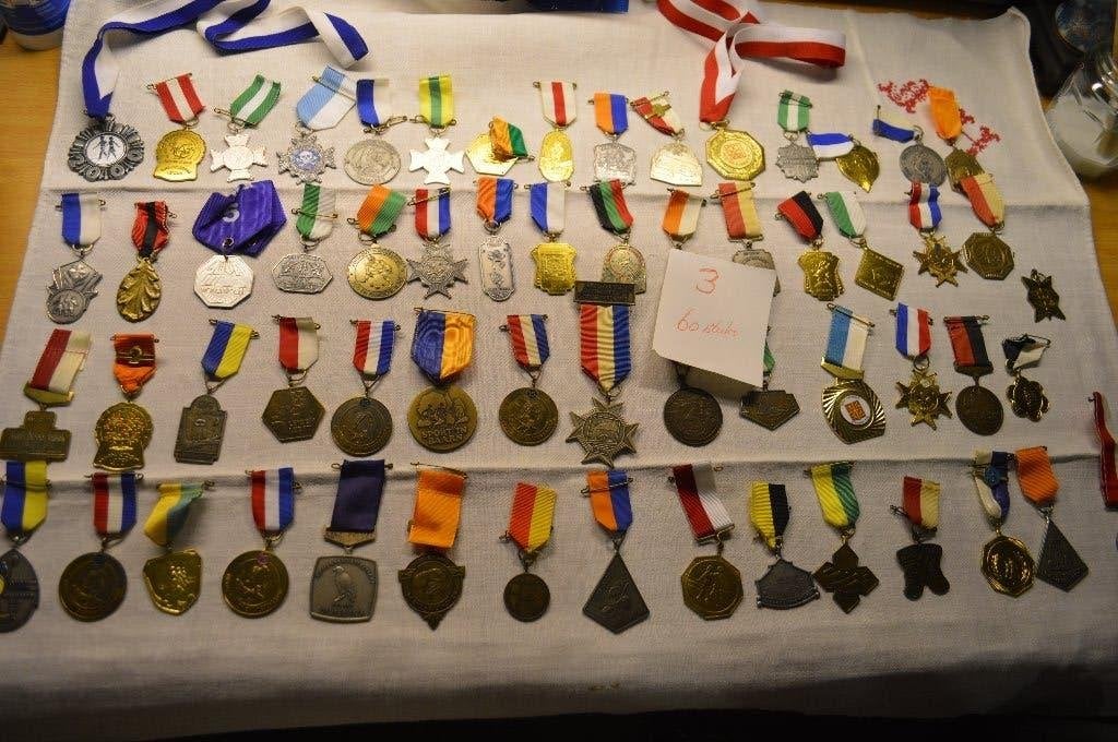 60 oude maar zgan medailles  (3), Ophalen of Verzenden, Overige materialen