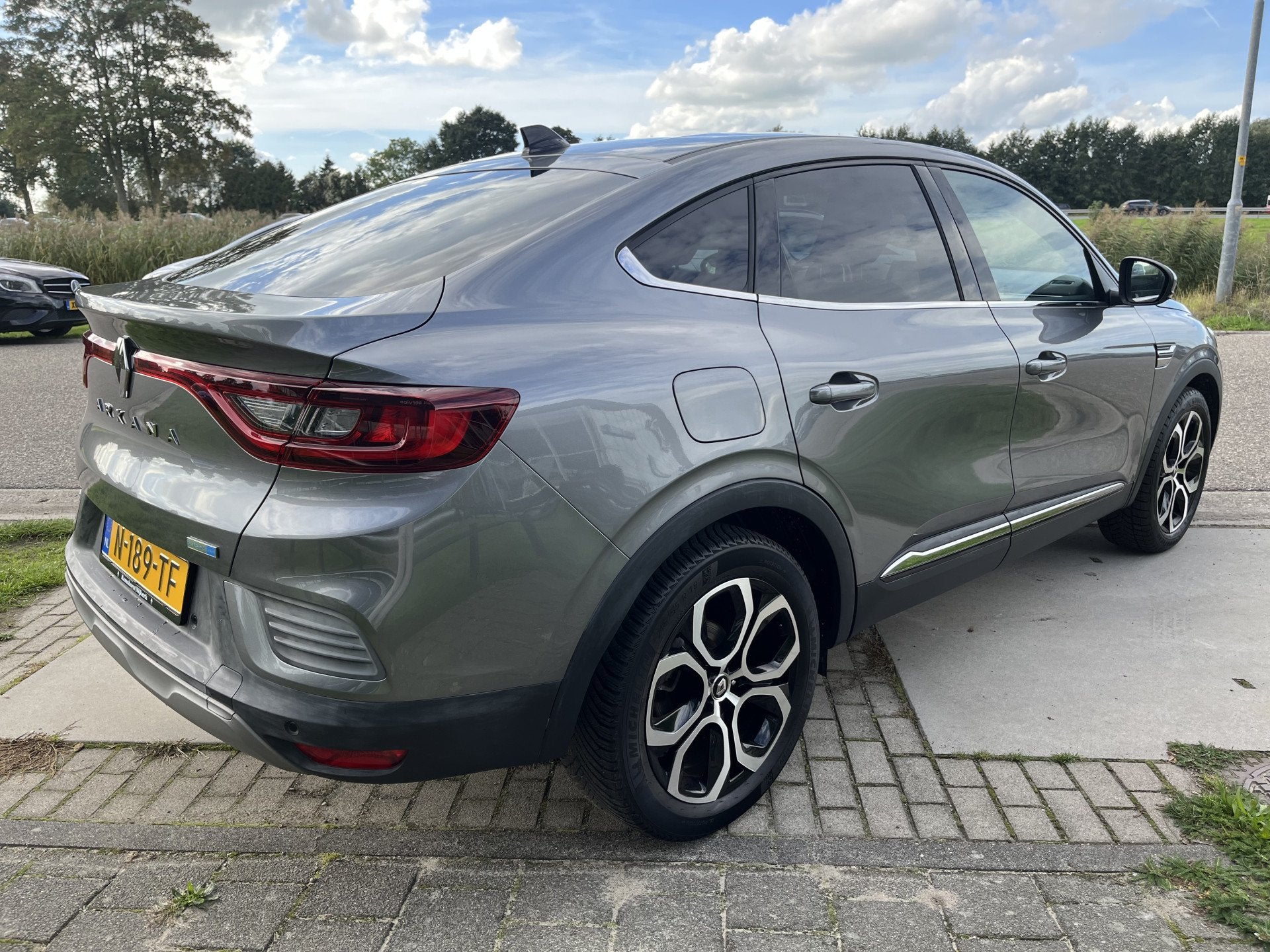 Renault Arkana 1.6 E-Tech Hybrid 145PK Intens / Camera / Dod, Auto's, Gebruikt, 4 cilinders, Origineel Nederlands, 760 kg