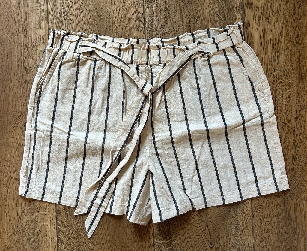 Janina short / korte broek beige met streep mt 44, Kort, Beige, Maat 42/44 (L), Ophalen of Verzenden