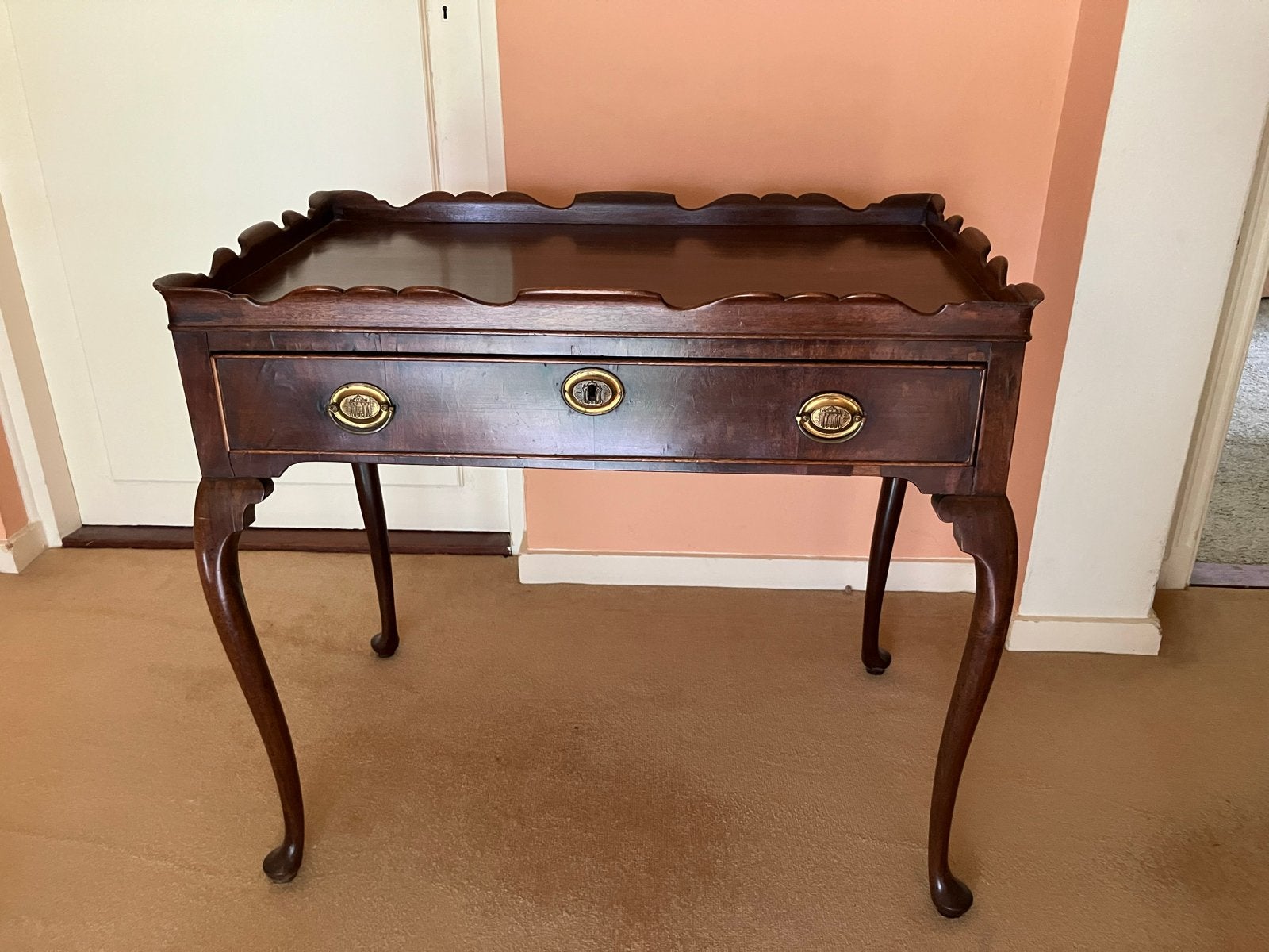 Antieke wandtafel met lade en sierlijke poten, Ophalen of Verzenden