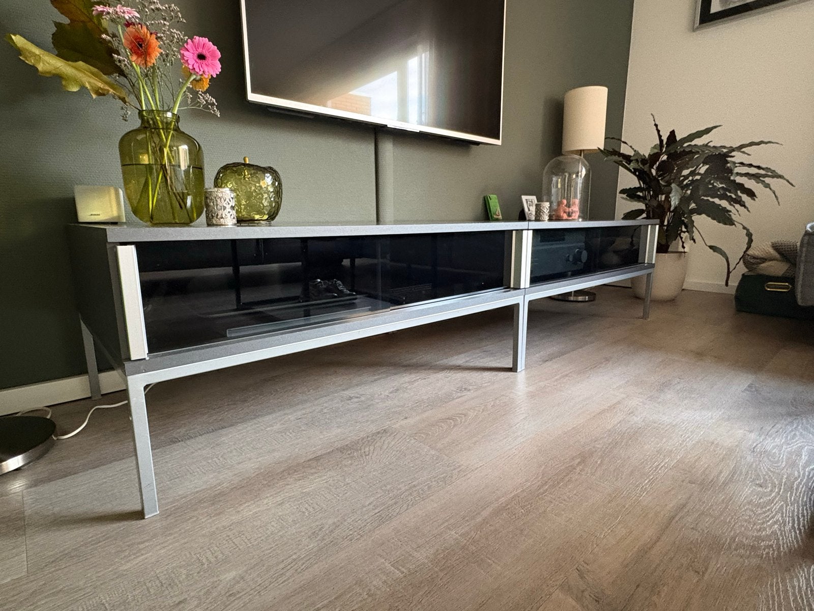Modern TV-meubel met glazen schuifdeuren, Ophalen, Gebruikt, Glas, 150 tot 200 cm