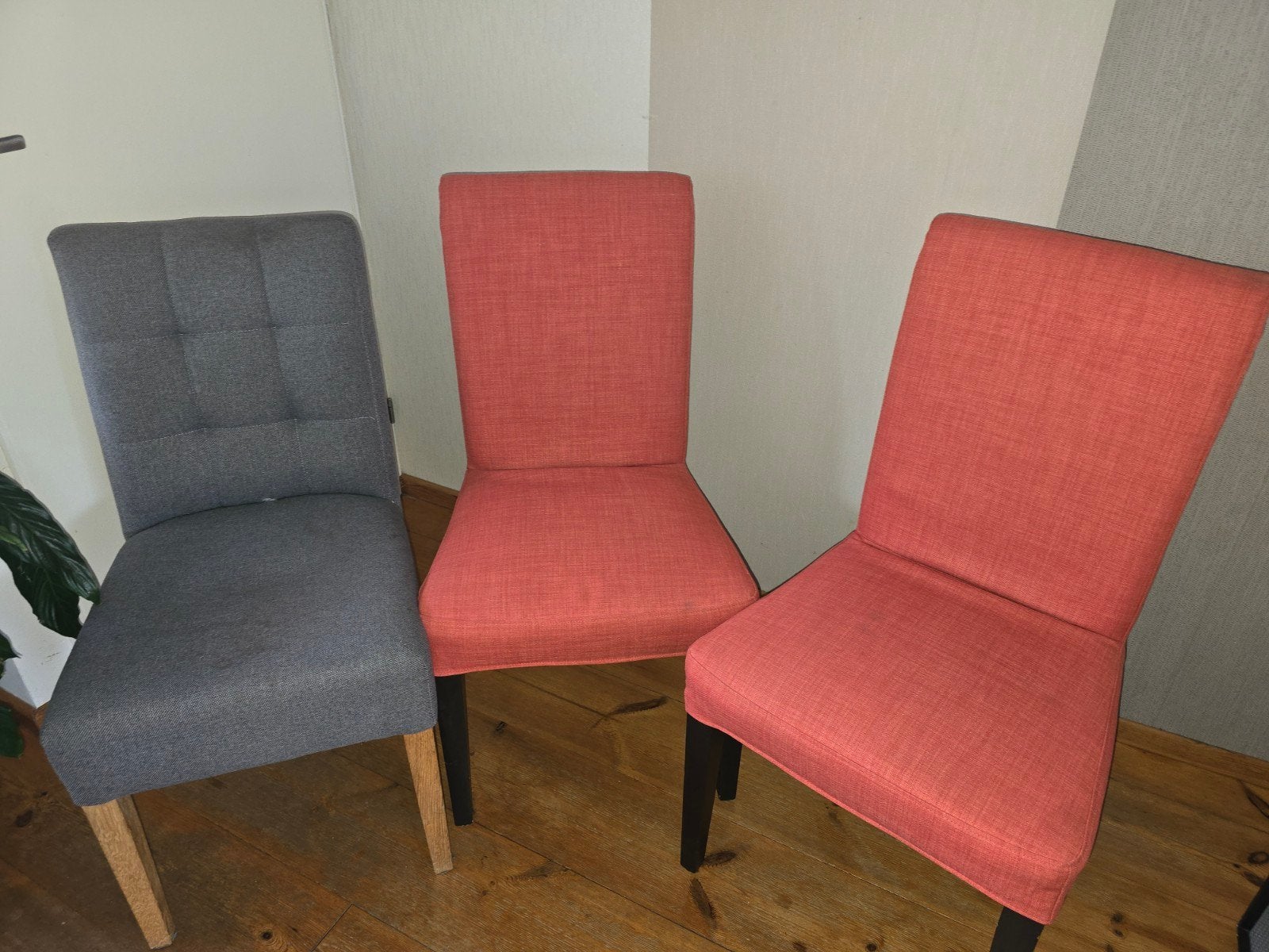 Set van 3 eetkamerstoelen: 1 grijs, 2 oranje/rood, Huis en Inrichting, Ophalen, Hout, Gebruikt, Overige kleuren