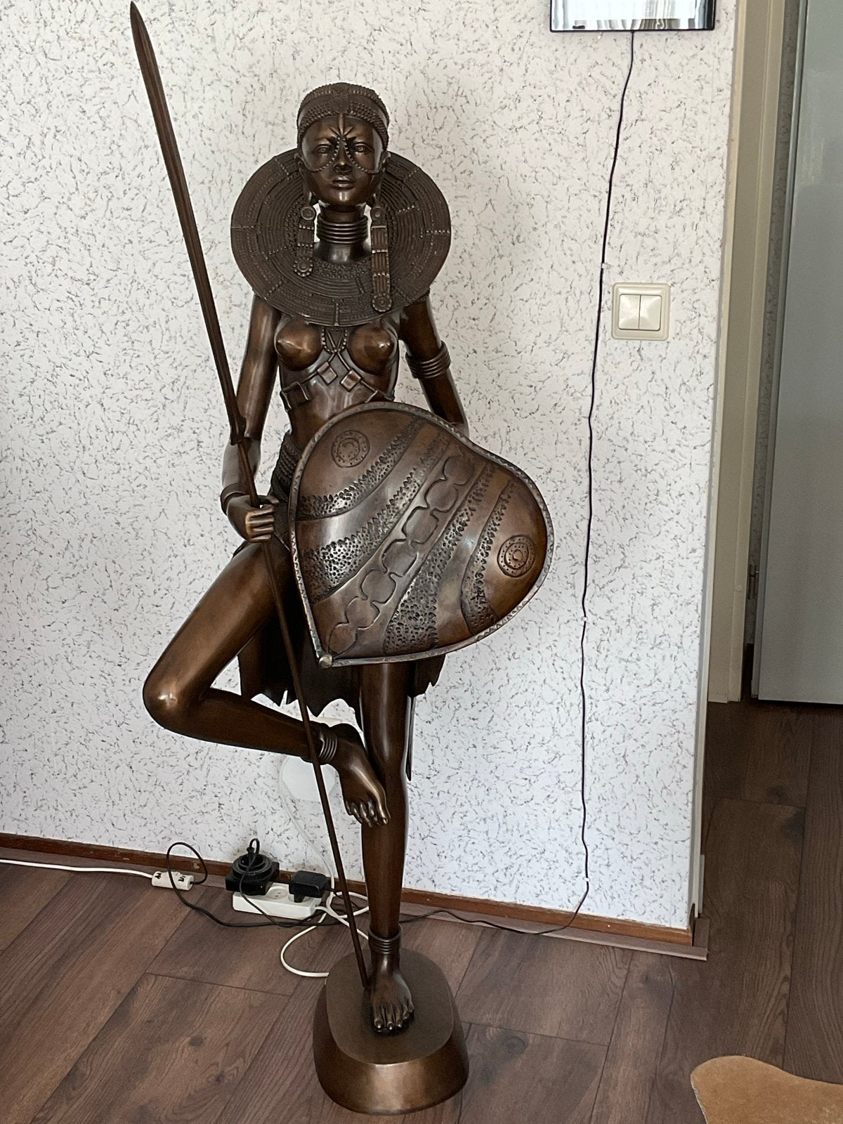 Bronzen beeld vrouwelijke Masai strijder., Ophalen of Verzenden, 1 meter - 2 meter, Beeld, Bruin