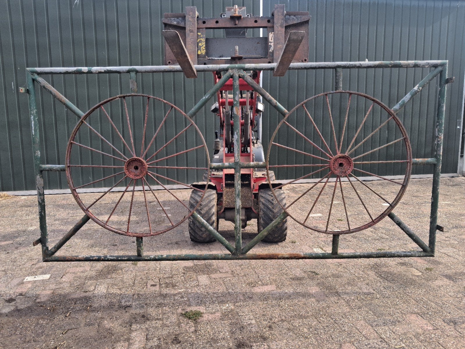 Robuust ijzeren hekwerk met wielen van oud paardenwerktuig, Tuin en Terras, Tuinhekken en Hekwerk, Ophalen, Gebruikt, IJzer, Overige typen