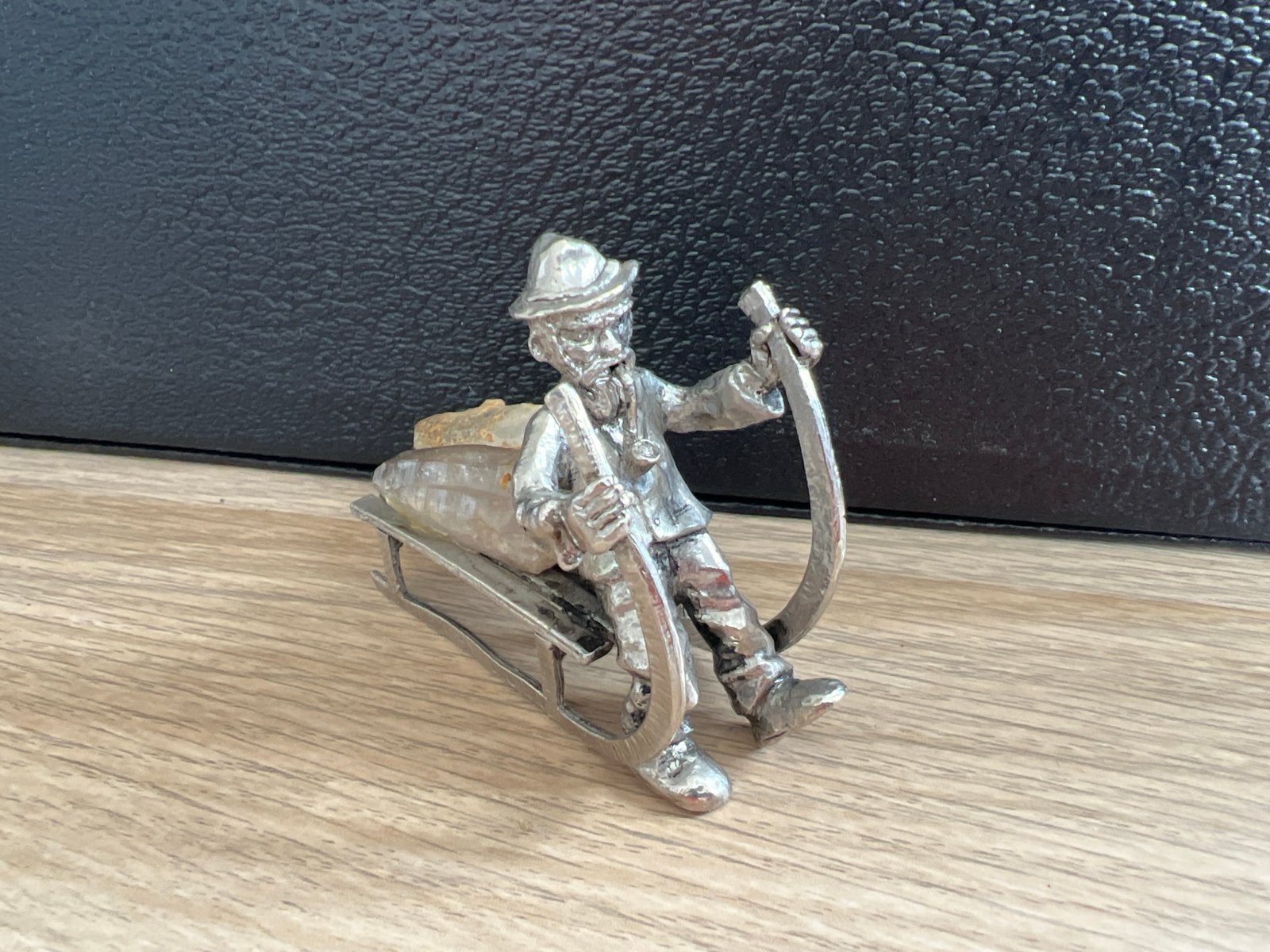 Verzilverd miniatuur mannetje op slee met kwarts, Ophalen of Verzenden, Gebruikt