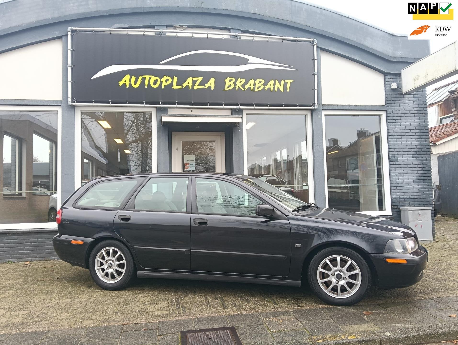 Volvo V40 1.8 Europa Elegance/ CRUISE/ AIRCO/ TREKHAAK/ USB/, Auto's, Gebruikt, Beige, Lederen bekleding, Leder en Stof