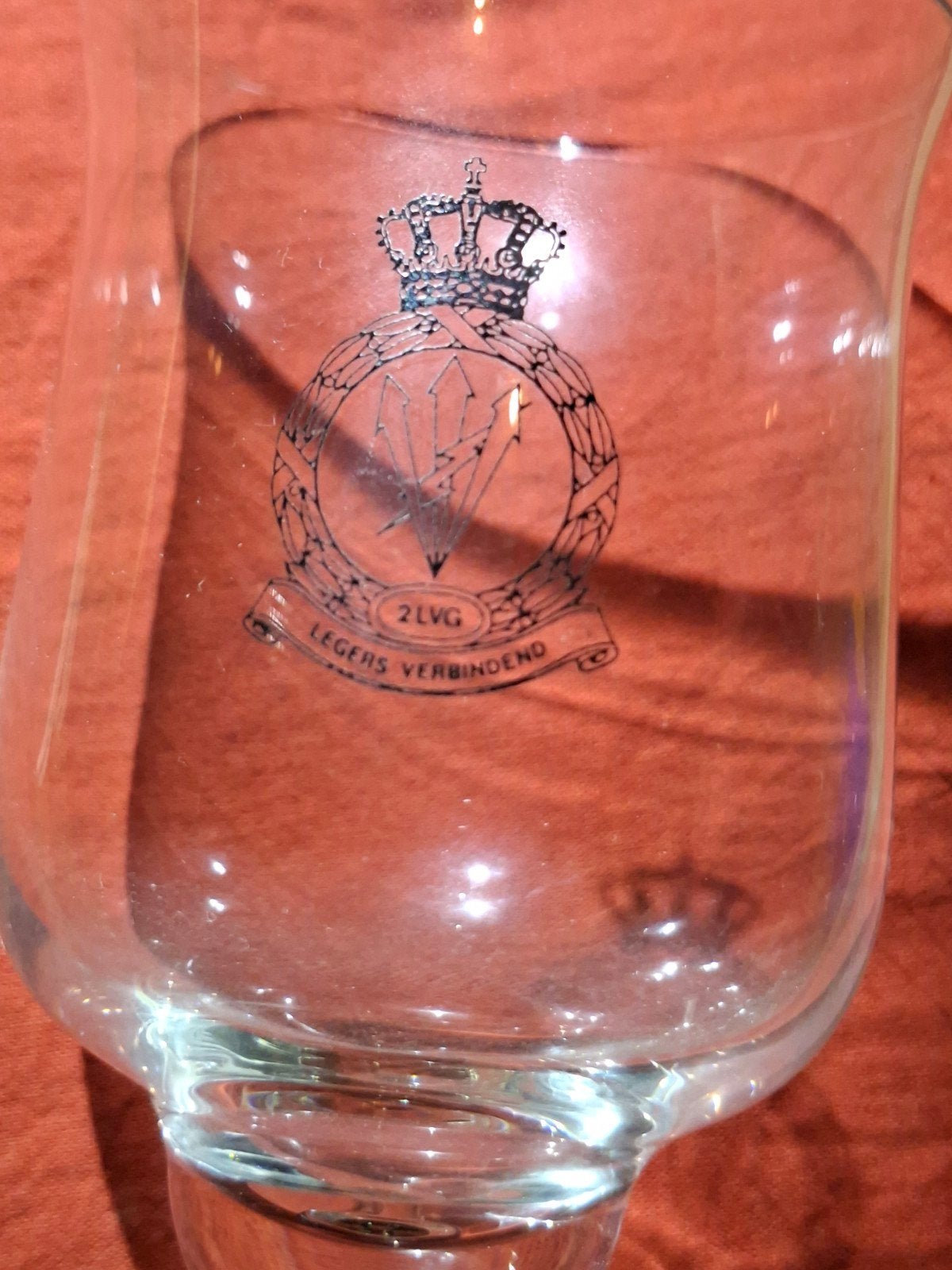 2 LVGKLu wijnglas 2e Luchtmacht Verbindings Groep, Verzamelen, Ophalen of Verzenden, Luchtmacht, Nederland, Kunstobject