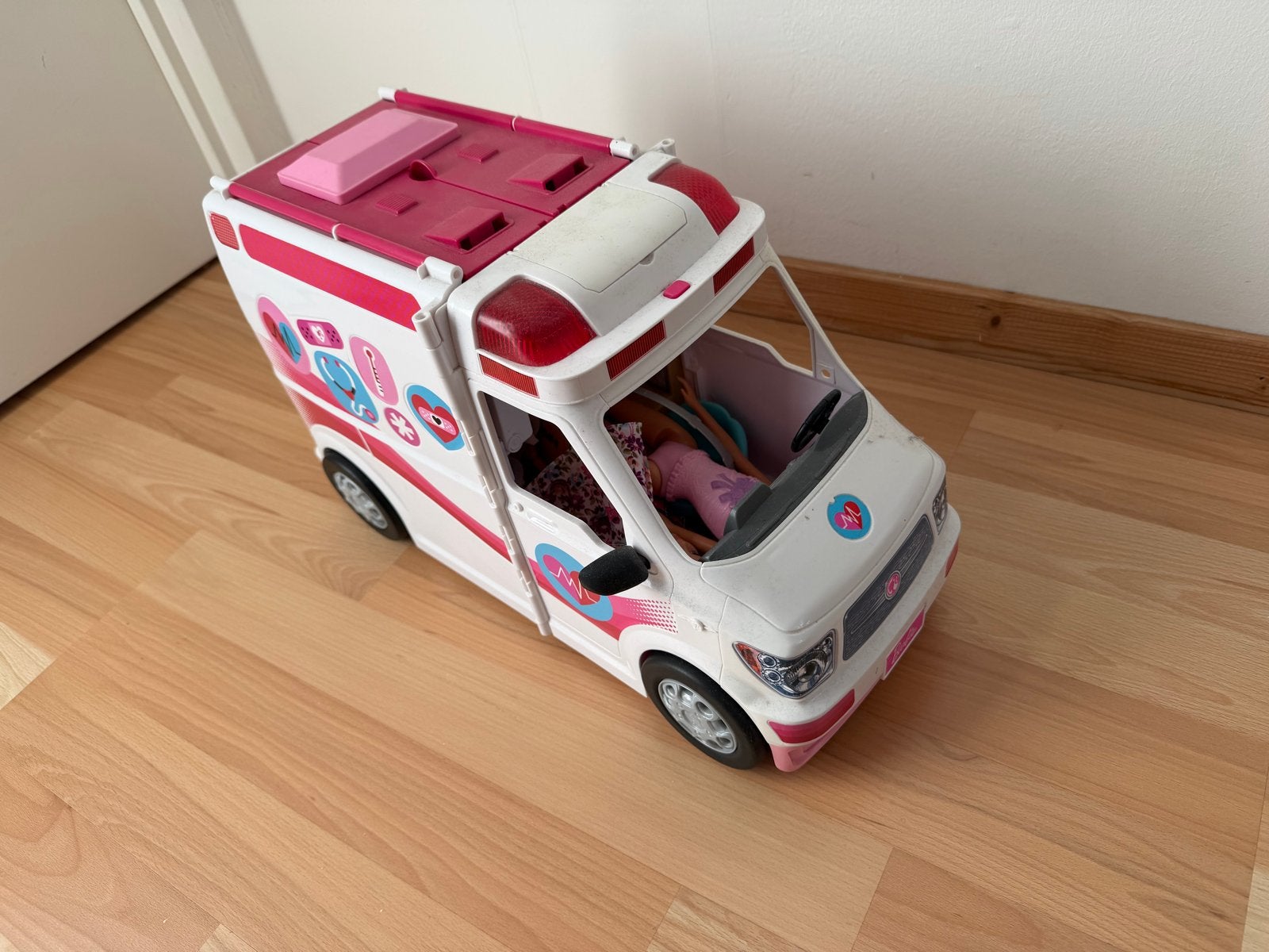Barbie Ambulance met Licht & Geluid - Klaar voor Avontuur!, Ophalen of Verzenden, Zo goed als nieuw
