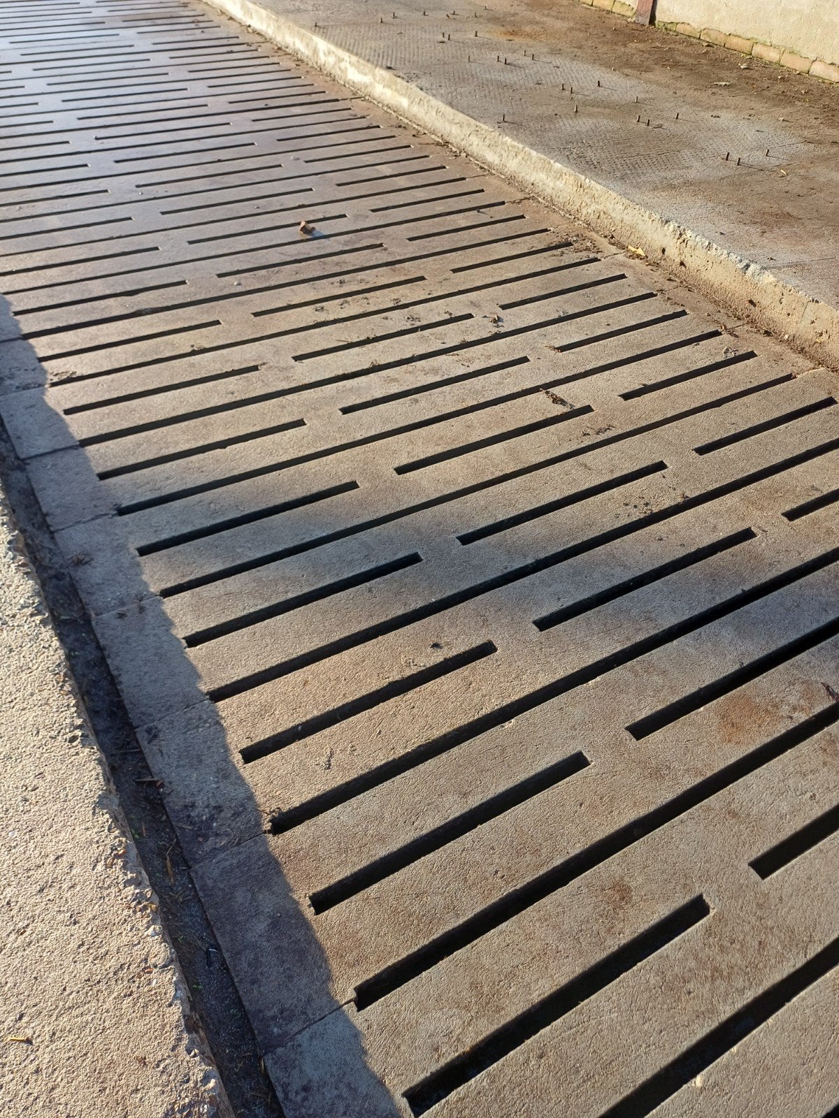 Betonnen roosters voor stal 94 stuks le 240 cm br 33cm d 13c, Ophalen