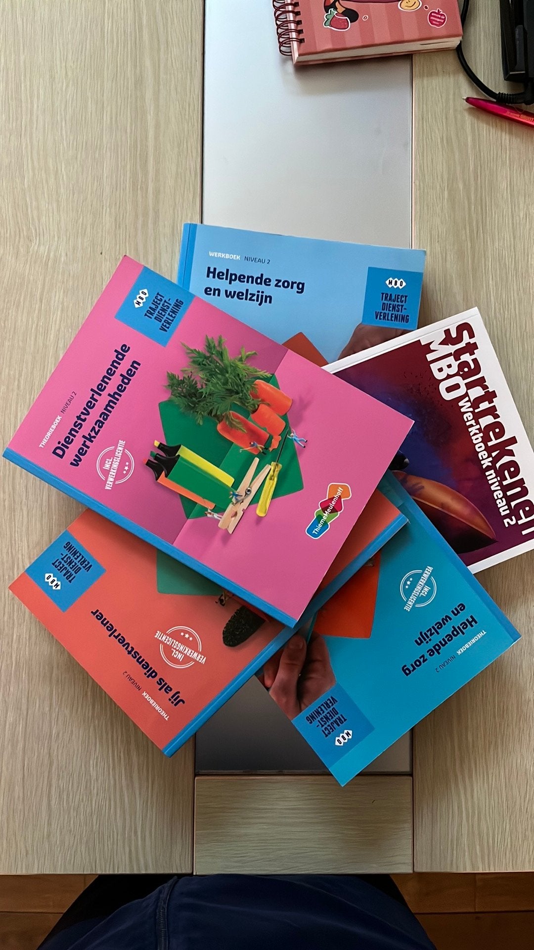 Bijna gratis: Helpende Zorg en Welzijn niveau 2 compleet, Ophalen of Verzenden, Zo goed als nieuw, Overige niveaus