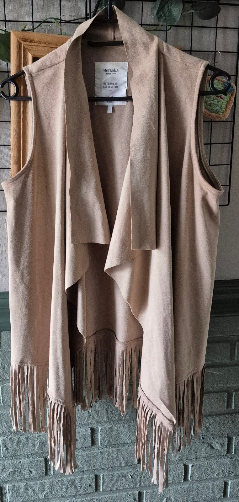 Bershka suedine gilet met franjes - Maat M, Maat 38/40 (M), Beige, Zo goed als nieuw, Zonder mouw