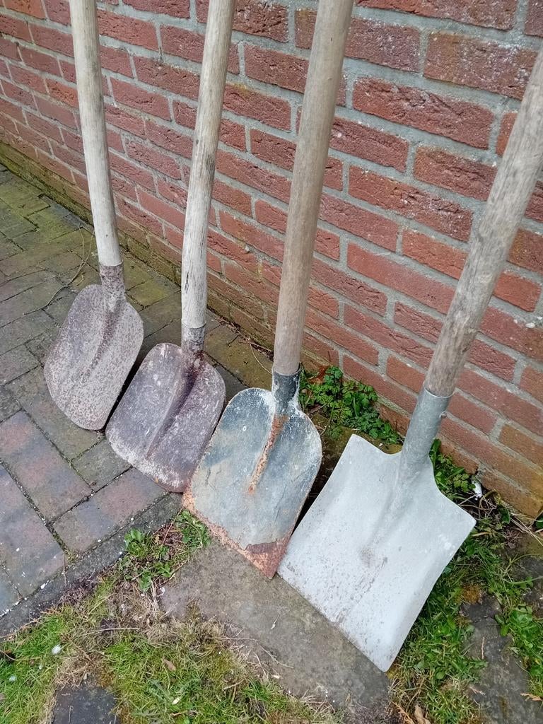 Vier schoppen met houten steel, Doe-het-zelf en Verbouw, Ophalen of Verzenden, Gebruikt