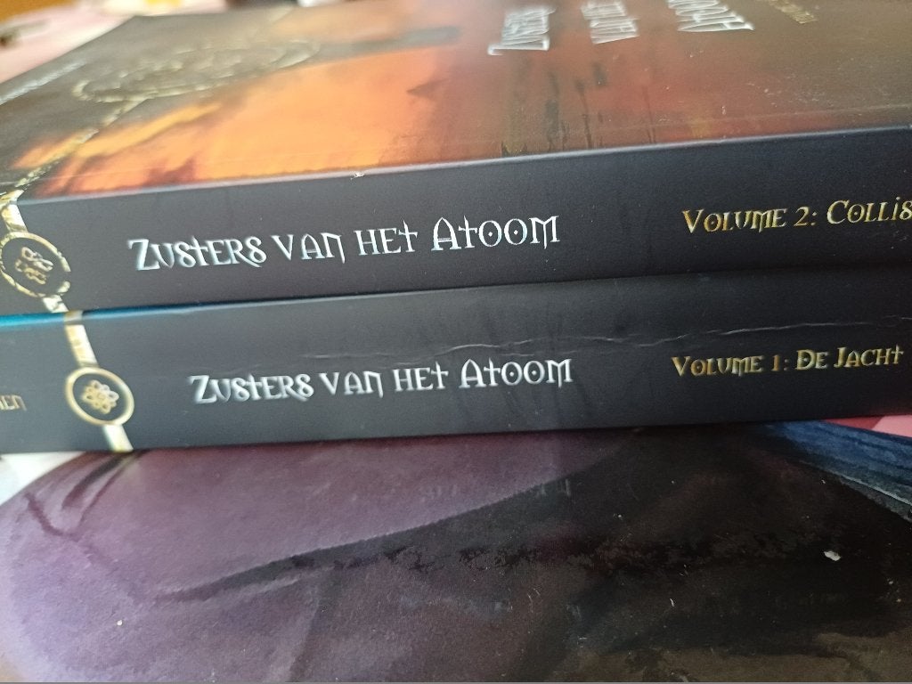 Dimitri balcaen. Zusters van het atoom. Deel 1 en 2 jacht e, Ophalen of Verzenden, Gelezen, Dimitri Balcaen