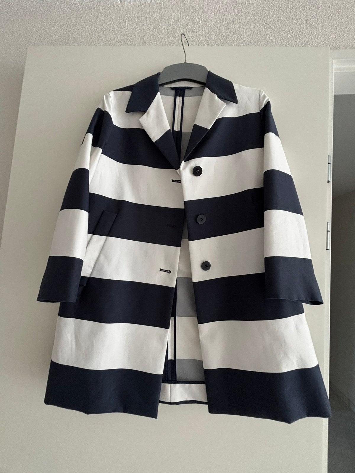 Max Mara jas wit met blauw maat 42 ophalen, Ophalen, Zo goed als nieuw, Maat 42/44 (L), Blauw