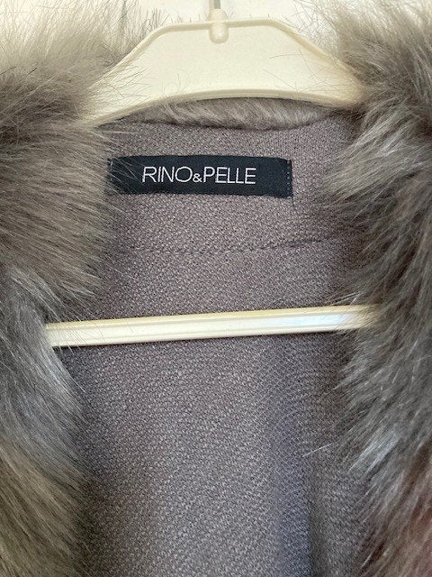 Vorstelijke royale omslagdoek met funfur rand Rino&Pelle, Verzenden, Maat 46/48 (XL) of groter, Nieuw, Sjaal