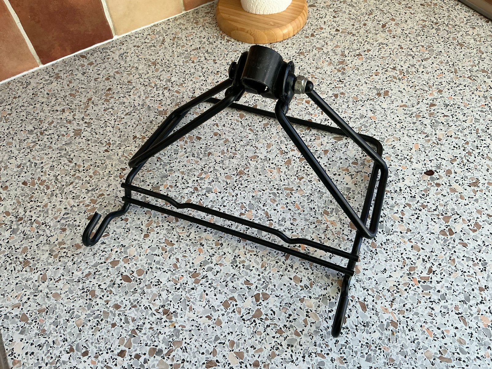 Fietsmand houder met klem voor op stuurstang. €10. OPHALEN., Ophalen, Zo goed als nieuw