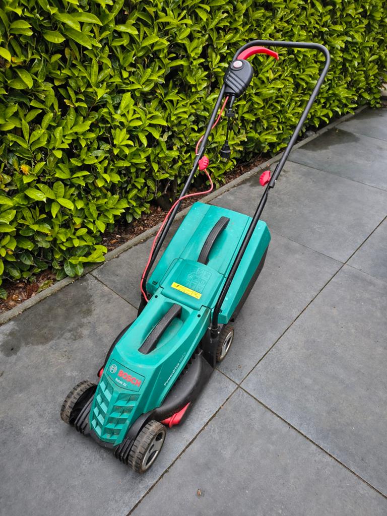 Bosch Rotak 32 electrische grasmaaier, Tuin en Terras, Grasmaaiers, Cirkelmaaier, Gebruikt, Elektrische grasmaaier, Minder dan 30 cm