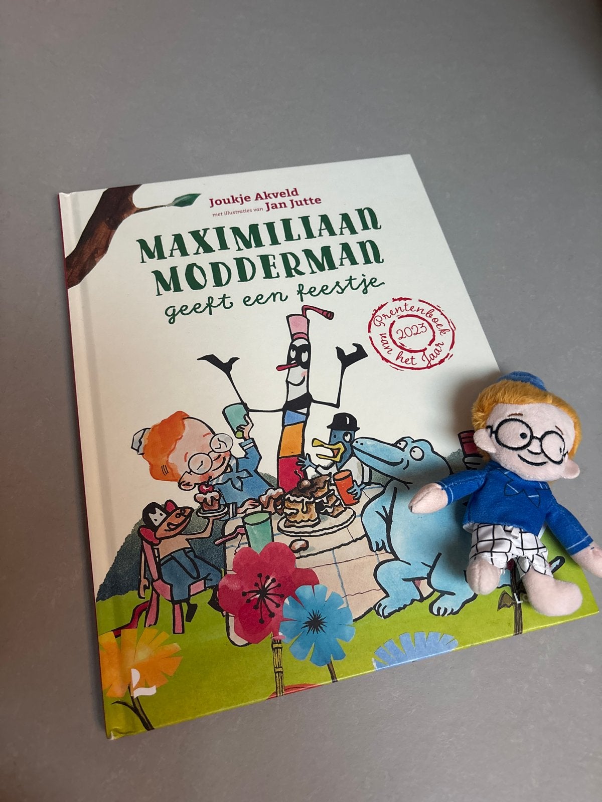 Maximiliaan Modderman geeft een feestje + knuffel, Boeken, Ophalen of Verzenden, Zo goed als nieuw, Prentenboek