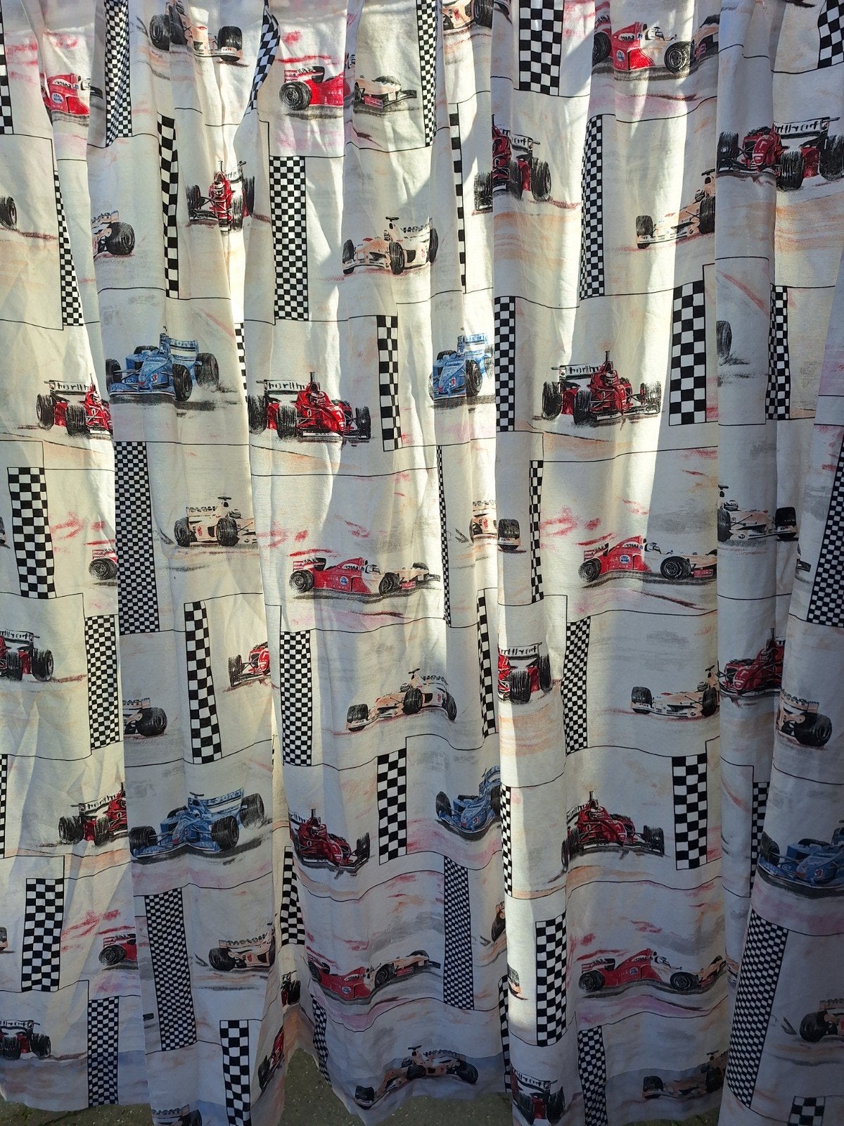 2 gordijnen met raceauto. Ideaal voor kinderkamer 160x368, Gebruikt, 368 cm, Ophalen of Verzenden, Lichtdoorlatend