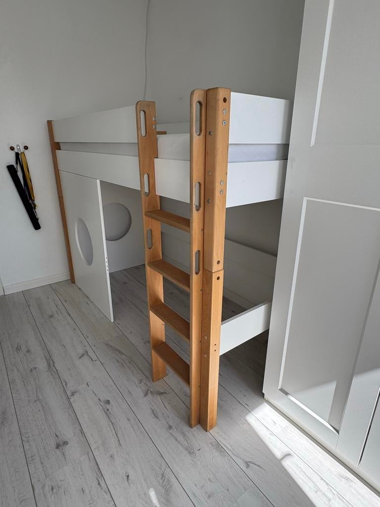 Halfhoogslaper met speelruimte - Wit/Hout, Huis en Inrichting, Slaapkamer | Stapelbedden en Hoogslapers, Gebruikt, Halfhoogslaper