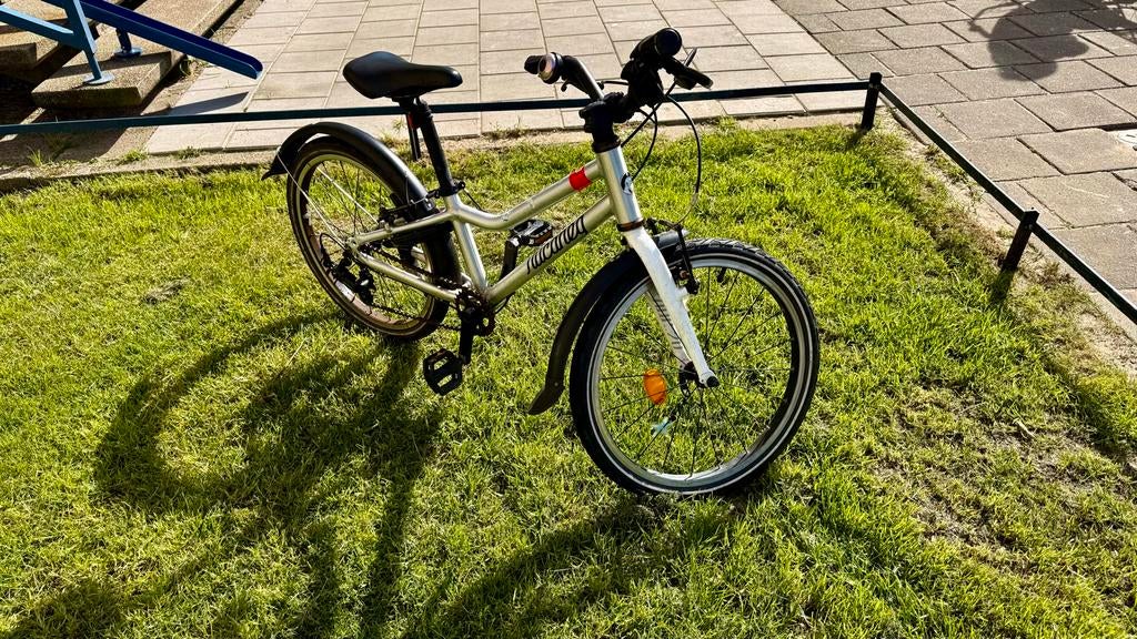 Lichte kinderfiets 20 inch (vergelijkbaar met Woom/Frog), Ophalen, Gebruikt, Velgrem, 16 tot 20 inch