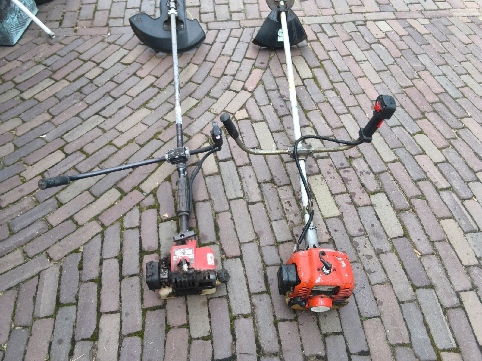 Twee bosmaaiers - Homelite HBC-30B en N-52E, Tuin en Terras, Bosmaaiers, Benzine, Gebruikt, 10 tot 30 cm, Homelite, N-Motor