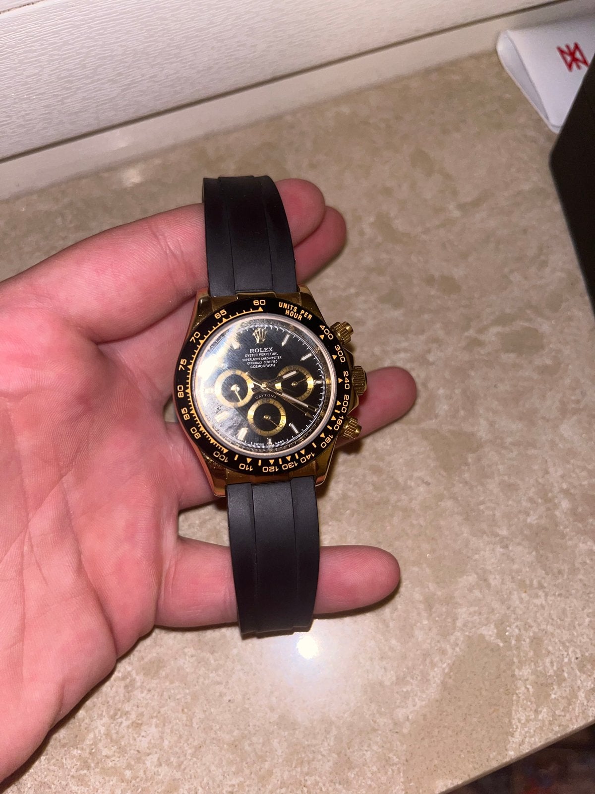 Rolex Daytona Goud met Zwarte Wijzerplaat en Rubberen Band, Rolex, Polshorloge, Overige materialen, Ophalen of Verzenden