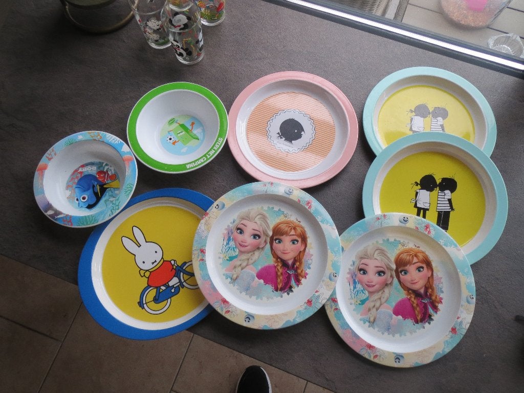 8 plastic kinderbordjes/ kinderbakjes, Overige materialen, Gebruikt, Ophalen of Verzenden, Bord(en)