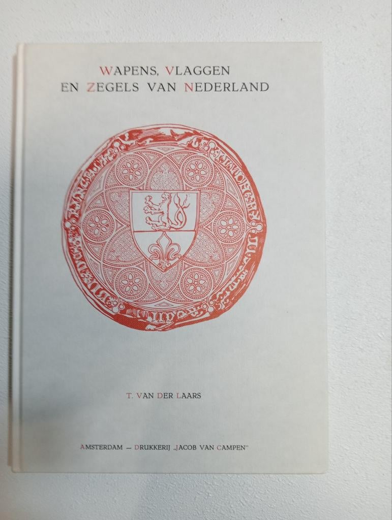 Wapens, Vlaggen en Zegels van Nederland – T. van der Laars –, Boeken, Ophalen of Verzenden
