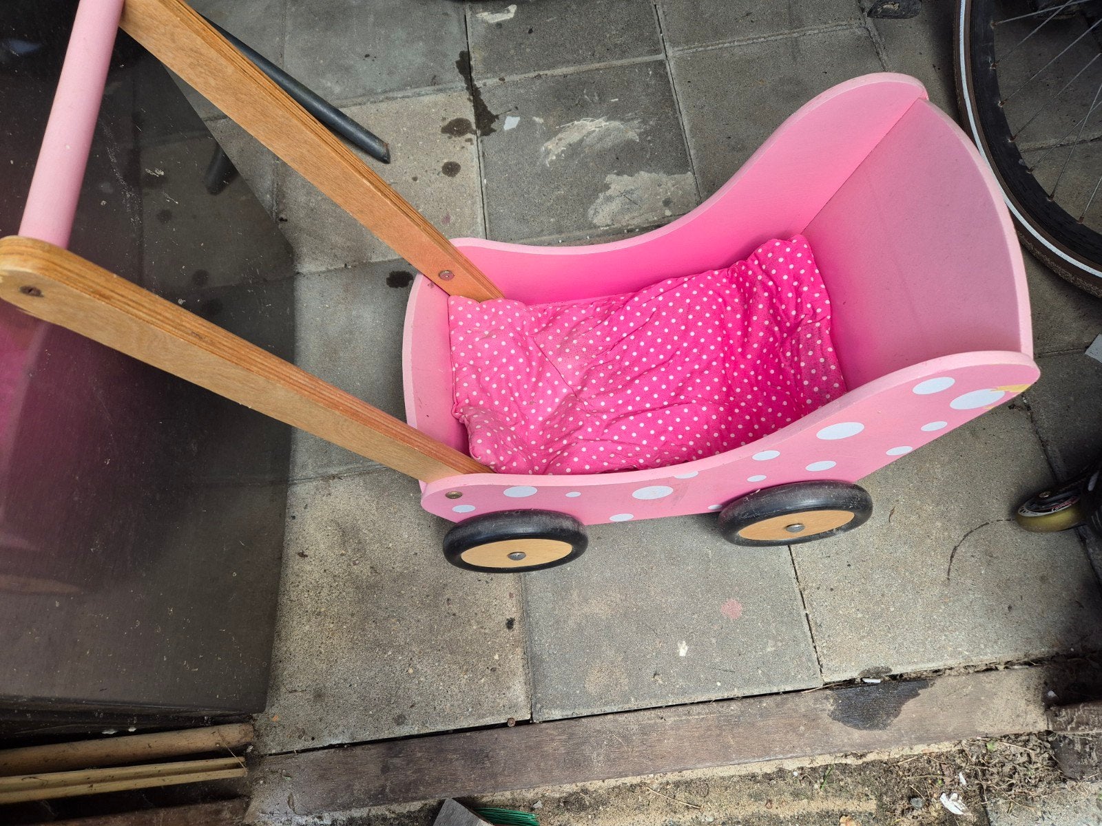Roze houten poppenwagen met stippen, Ophalen of Verzenden, Gebruikt, Overige typen