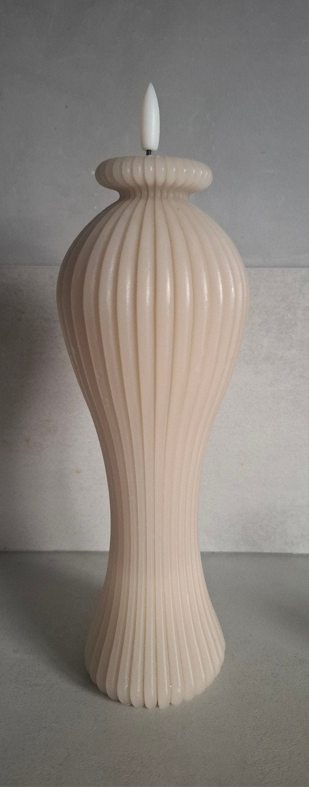 Taupe, beige vase candle, kaars van Flamiq, Natuurlijk materiaal, Ophalen of Verzenden, Zo goed als nieuw, Kaars