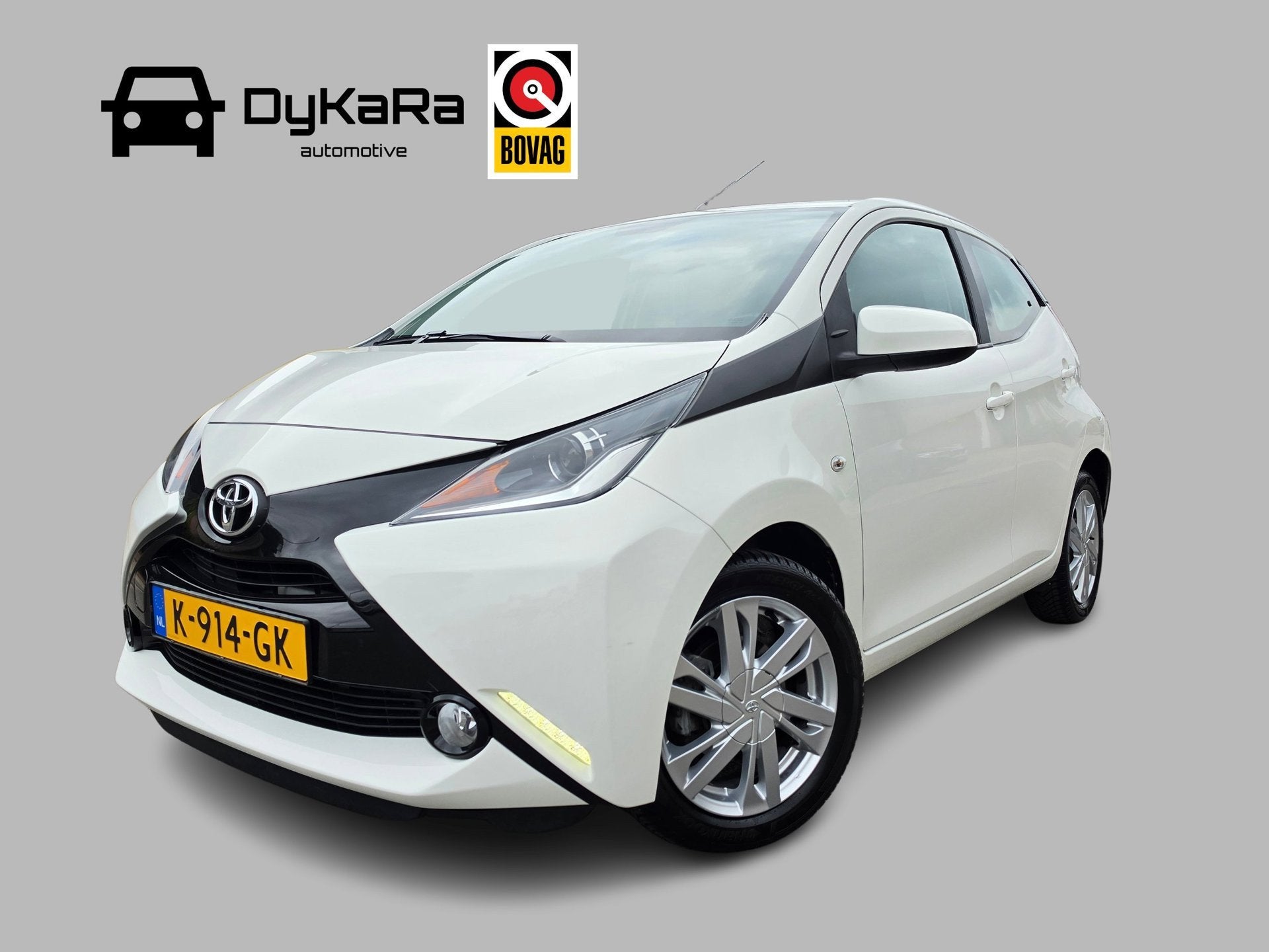 Toyota Aygo 1.0 VVT-i x-cite Automaat, Navi, Camera, LMV, Auto's, Stof, Gebruikt, 4 stoelen, Wit