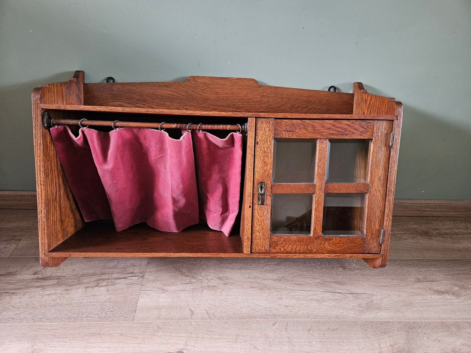 Antiek houten wandkastje / bijbel met glazen deur en gordijn, Ophalen