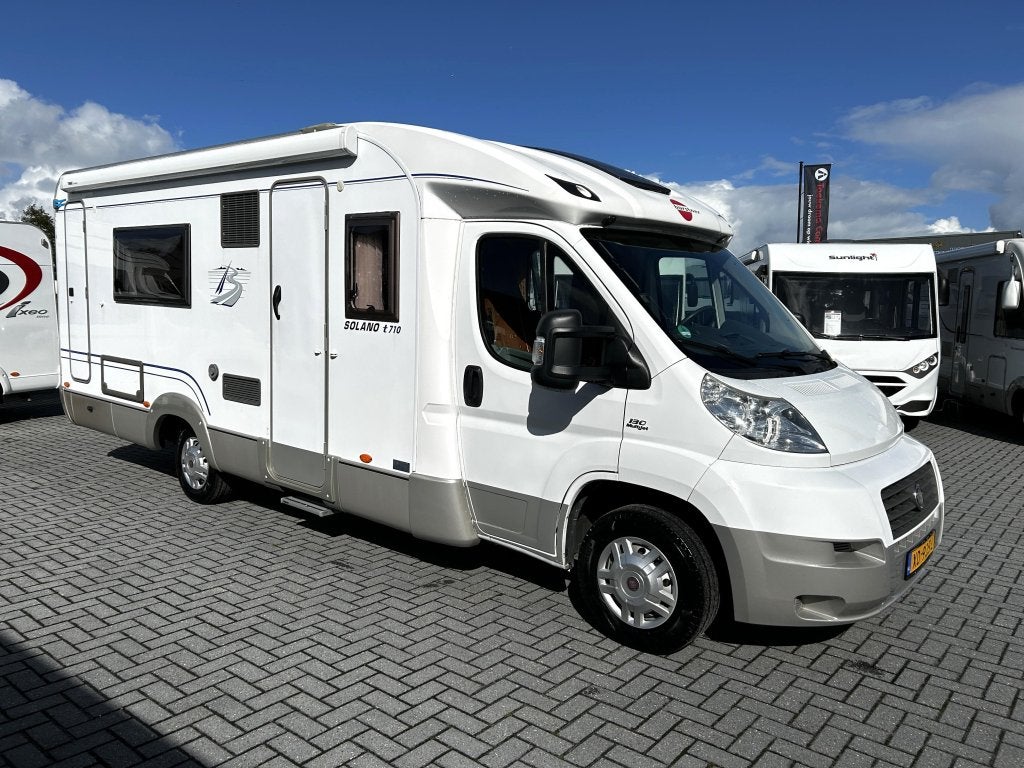 Foto 2 van Bürstner Solano T710/Fransbed/badkamer-achterin/200