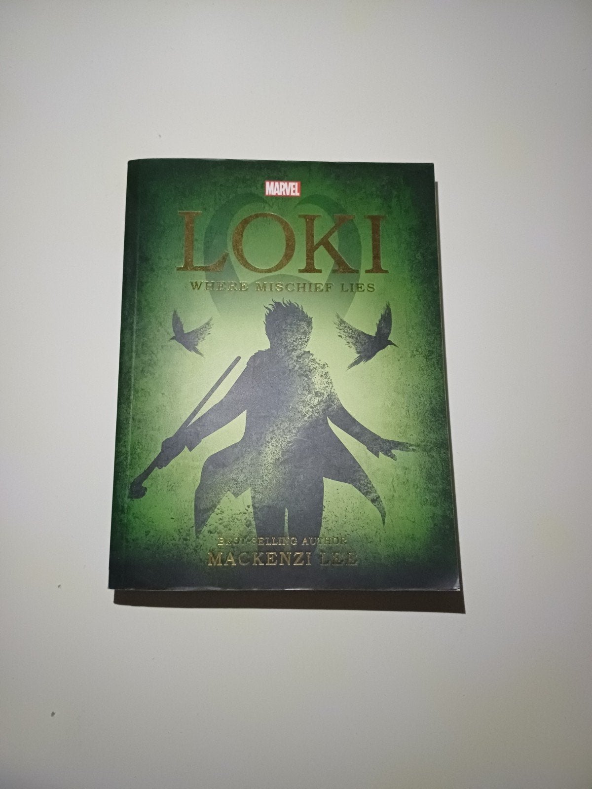Loki: Where Mischief Lies - Engelstalig Boek, Boeken, Ophalen of Verzenden, Zo goed als nieuw, Mackenzi Lee