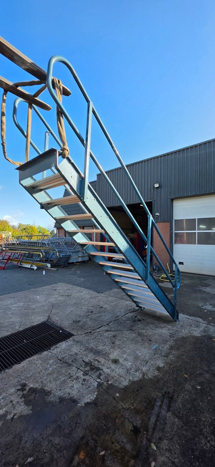 stalen trap blauw hoog 2.7mtr nor164, Ophalen of Verzenden, 2 tot 4 meter