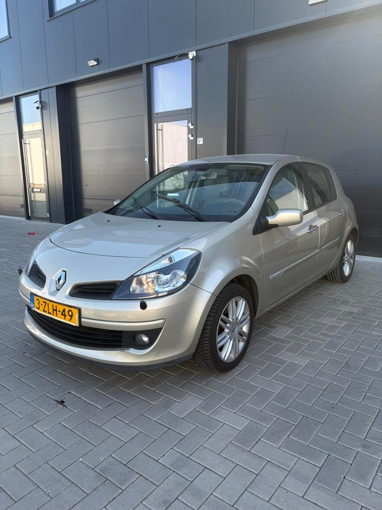 Renault Clio 1.6 16V 82KW 5-DRS 2006 Bruin, Auto's, Renault, Voorwielaandrijving, 4 cilinders, Bruin, Handgeschakeld