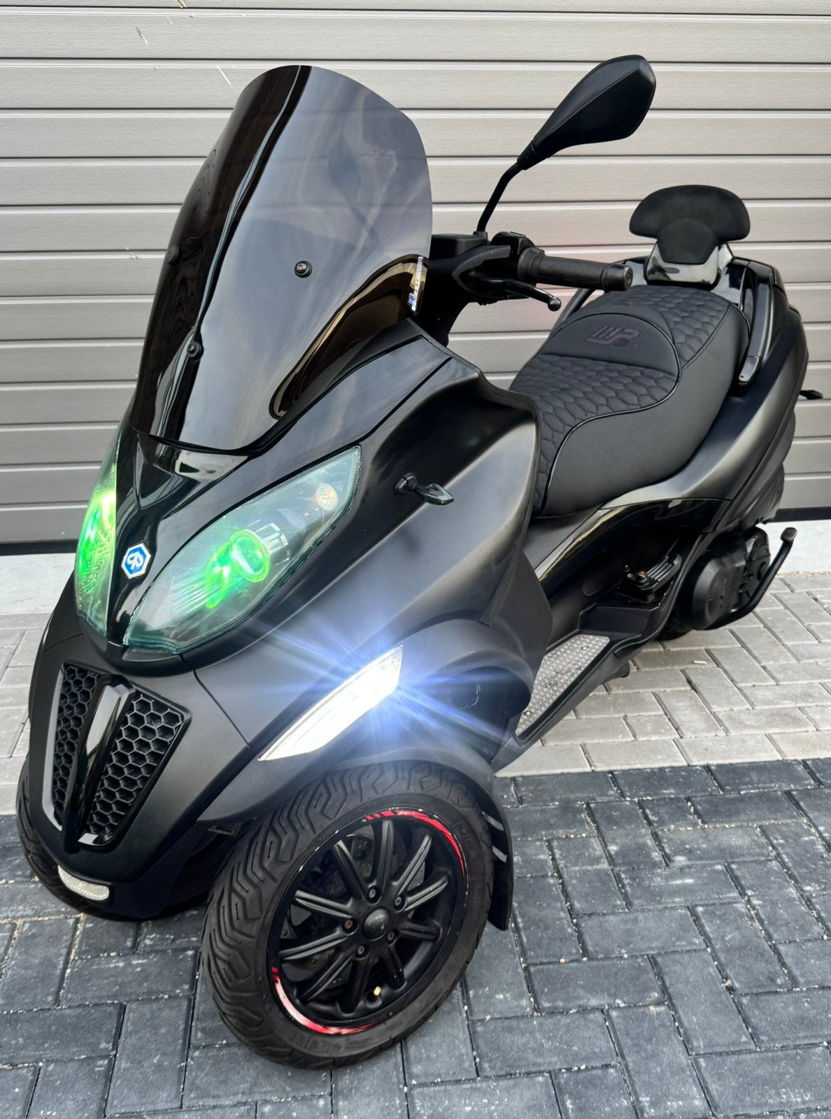 Piaggio mp3 500cc akrapovic Black on Black Custom seat, Scooter, Occasion, Bedrijf, Sportuitlaat