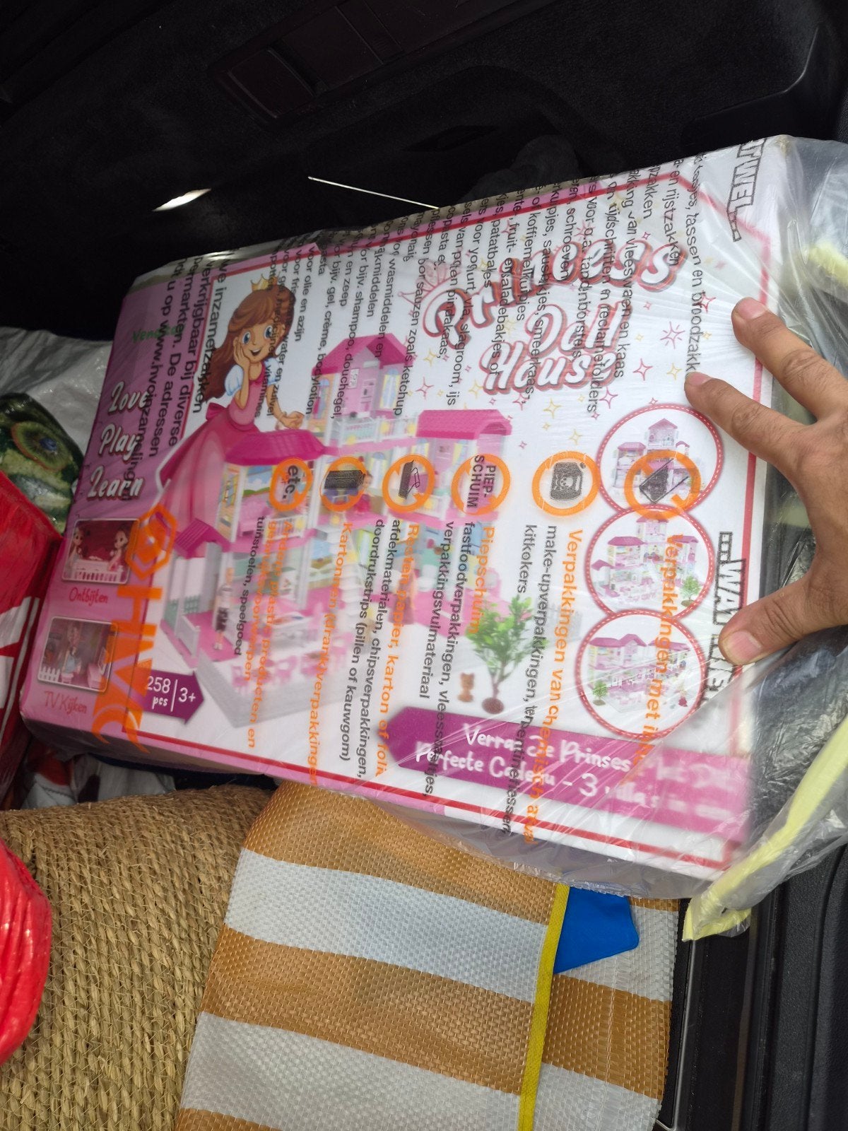 poppenhuis voor 25 euro en het hondje is gratis, Hobby en Vrije tijd, Ophalen of Verzenden
