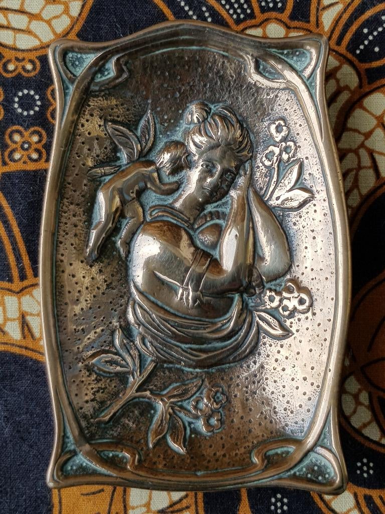 Antiek schaaltje uit Engeland met vrouw en putti 11,7 cm., Antiek en Kunst, Antiek | Koper en Brons, Ophalen of Verzenden, Koper