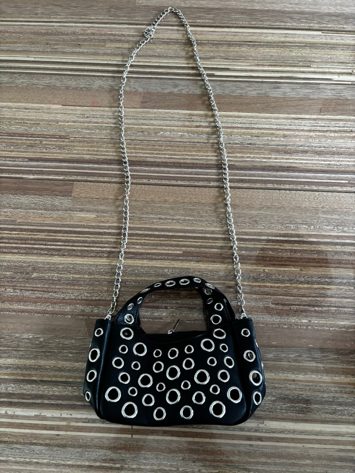 Zwarte schoudertas/handtas met oogjes & ketting, Ophalen of Verzenden, Nieuw, Zwart, Schoudertasje