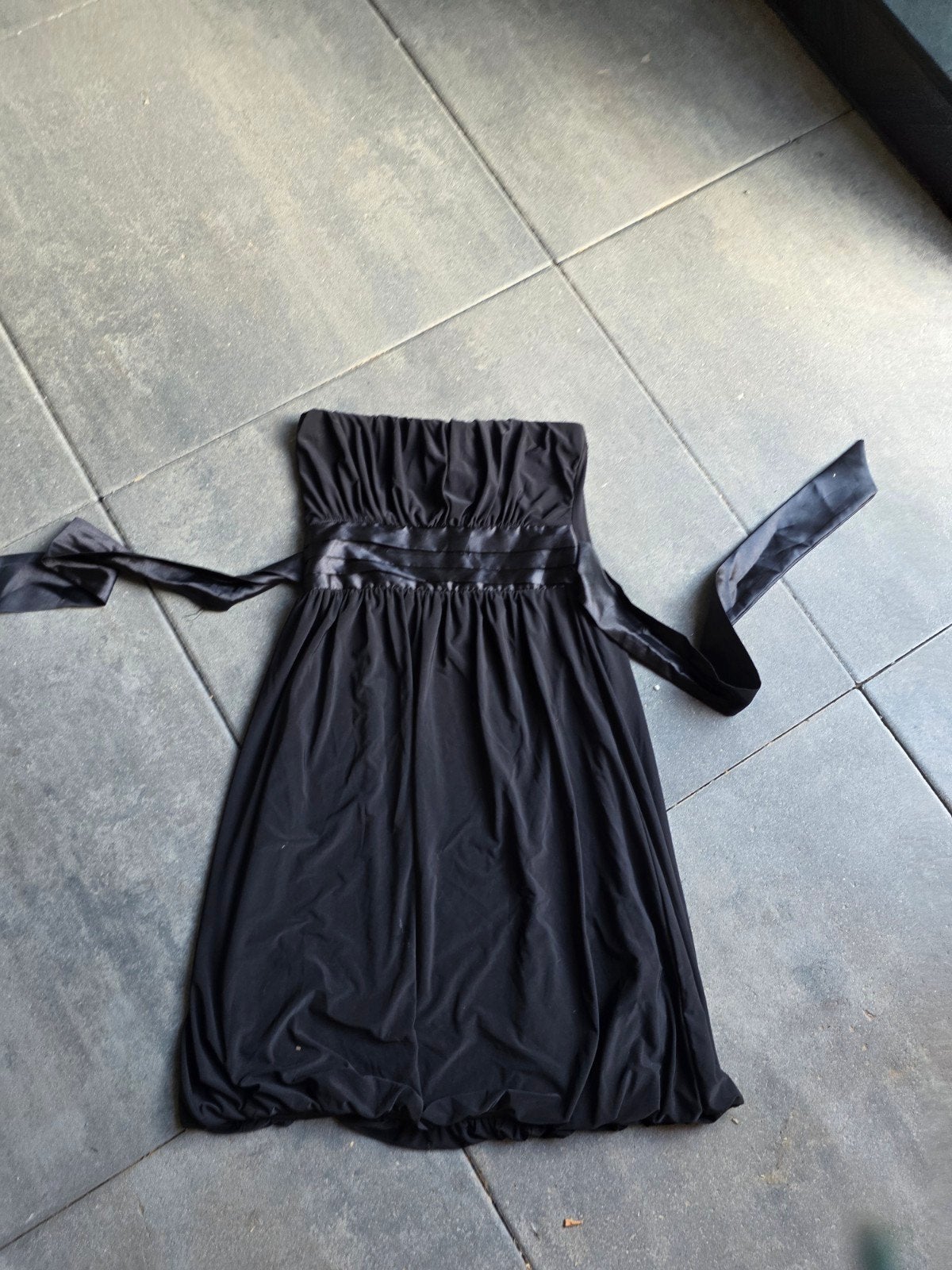 nieuw Zwart strapless jurkje met satijnen lint - Maat S/M, Maat 38/40 (M), Zwart, Ophalen of Verzenden, Boven de knie