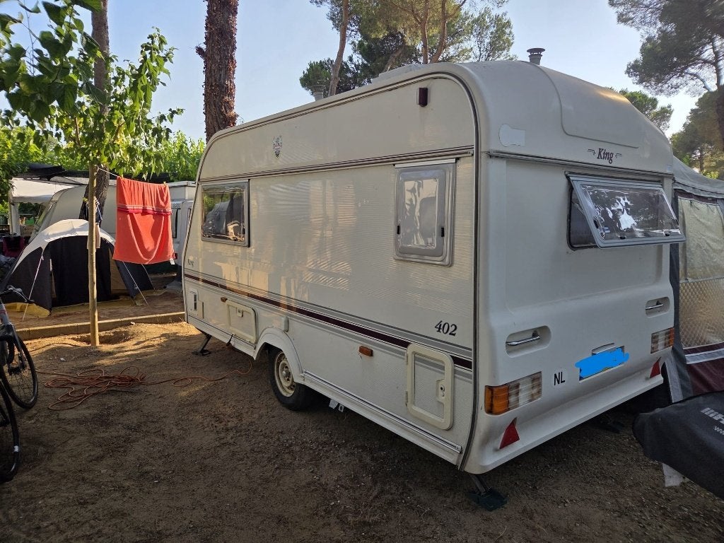 caravan met voortent staat in Spanje Costa Brava, Overige merken, Tot en met 2, Treinzit, 750 - 1000 kg