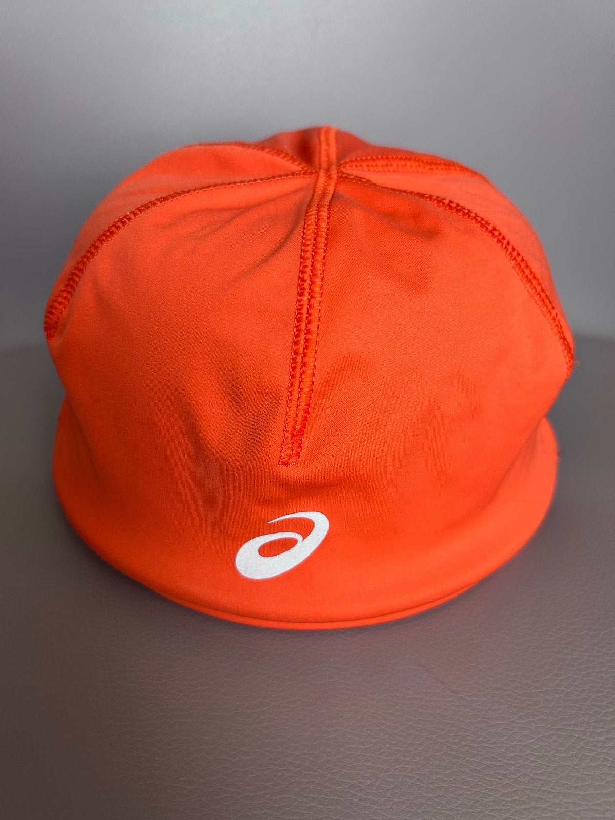 Nieuw Asics Beanie Muts Maat 56 Oranje Zwart, Ophalen of Verzenden, Nieuw, 57 cm (M, 7⅛ inch) of minder, Hoed
