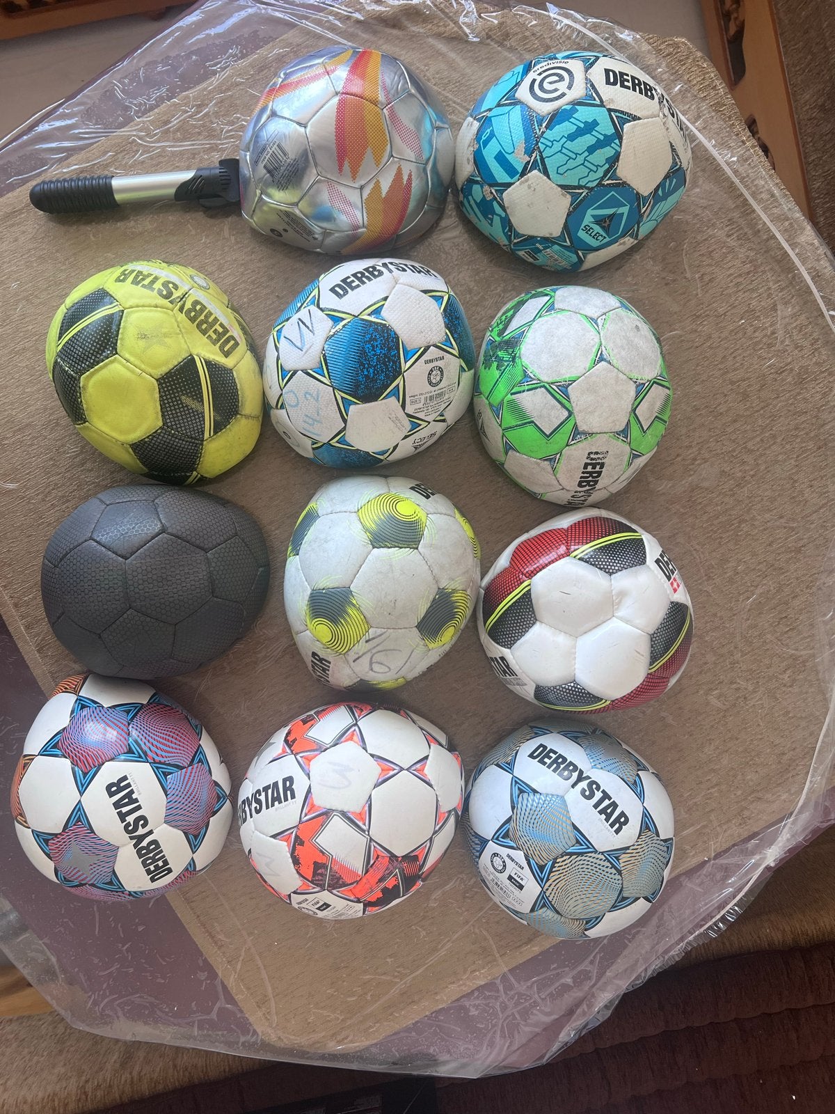 Diverse Derbystar ballen met pompje, Sport en Fitness, Voetbal, Ophalen of Verzenden, Gebruikt, Bal