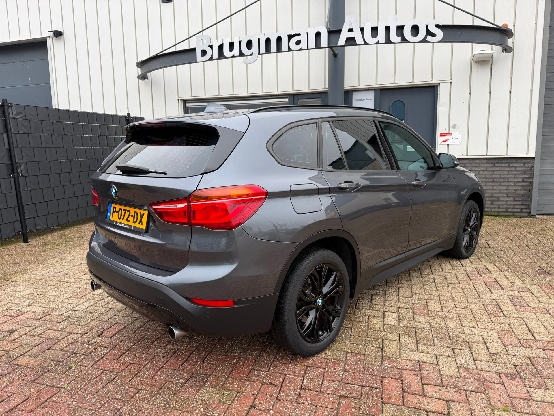 BMW X1 XDrive20i High Executive, Auto's, Gebruikt, 2000 kg, Parkeerassistent, Bedrijf